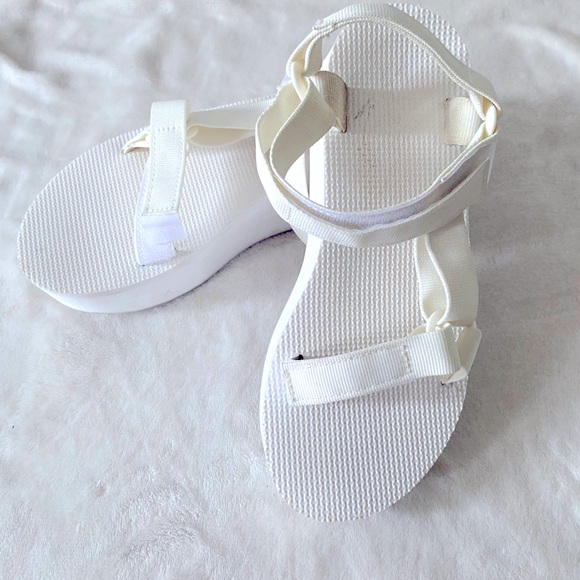 Teva Women's Flatform Universal Sandals White Size 8 - Picture 1 of 2